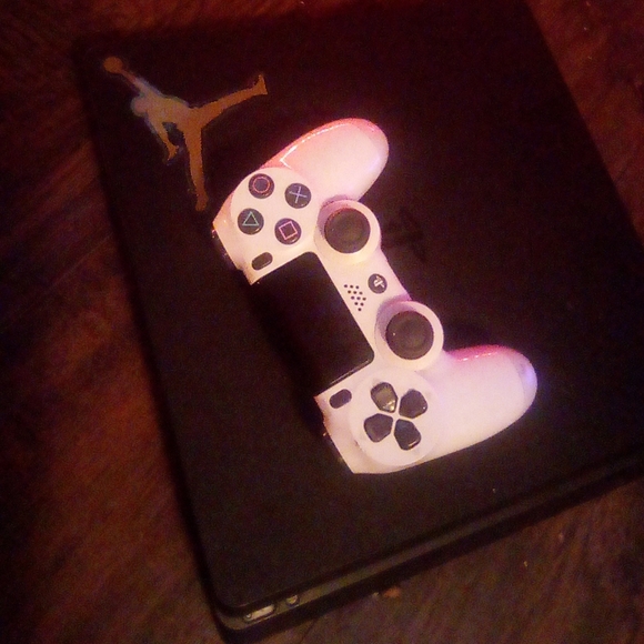 PS4 slim - Picture 1 of 1